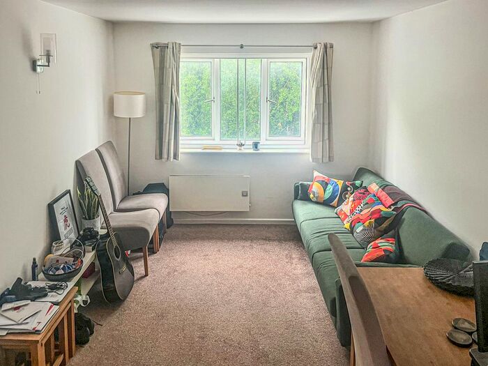 1 Bedroom Flat To Rent In Church Street, Staines Upon Thames, TW18