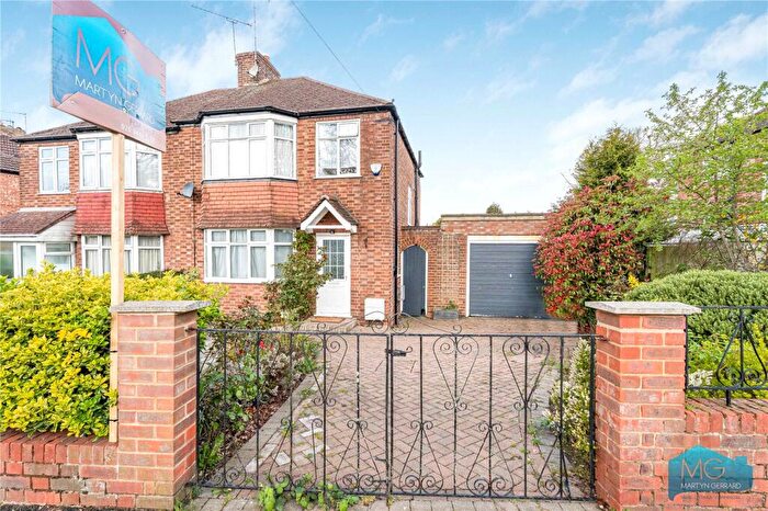 3 Bedroom House For Sale In Grasvenor Avenue, Barnet, EN5