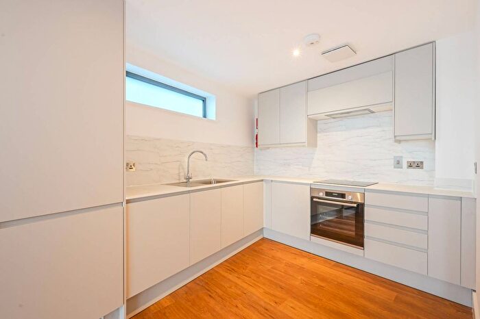 2 Bedroom Flat To Rent In Parkview Apartments, Poplar, London, E14