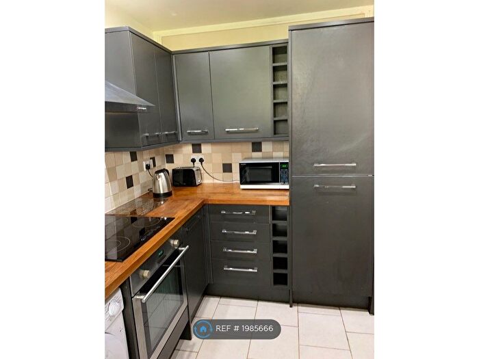 3 Bedroom Flat To Rent In Phoenix Court, London, NW1