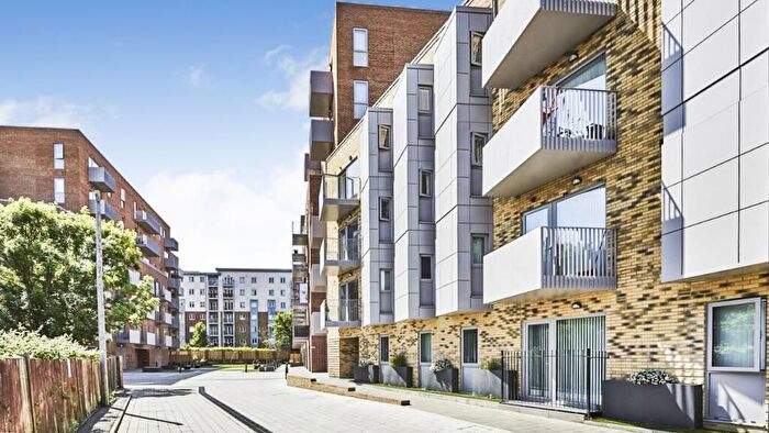 2 Bedroom Flat For Sale In Petersfield Avenue, Slough, SL2