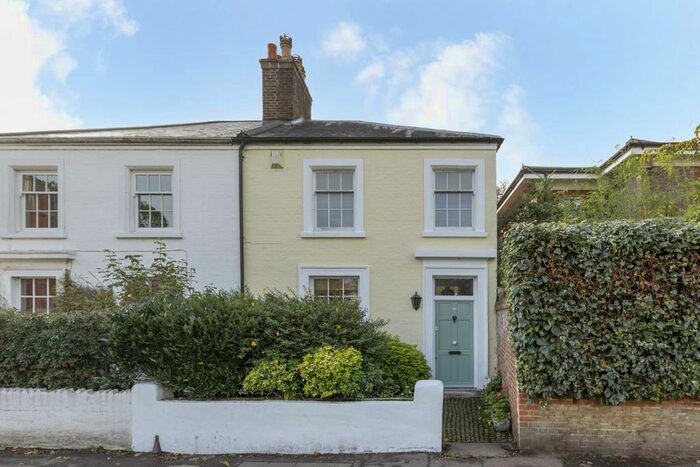 2 Bedroom Property To Rent In West Side Common, London, SW19