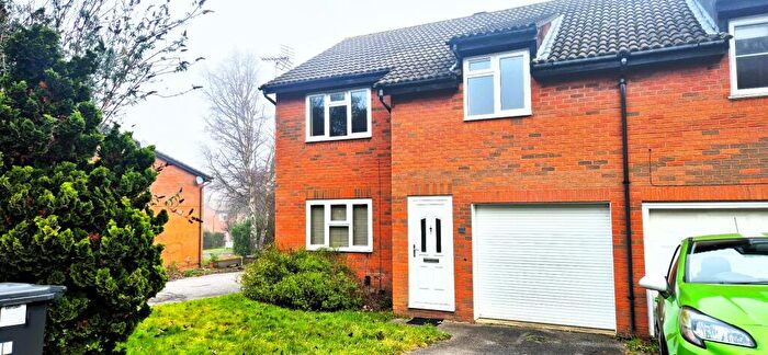 2 Bedroom Maisonette To Rent In Harbourne Gardens, SO30