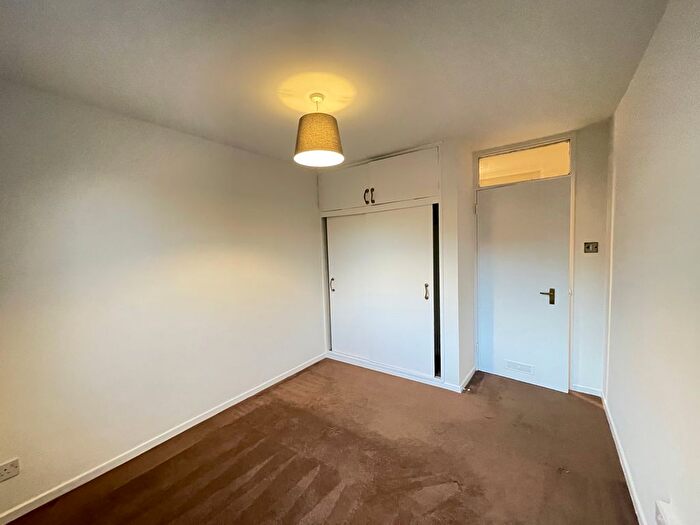 1 Bedroom Flat To Rent In Queens Ride, Barnes, London, SW13