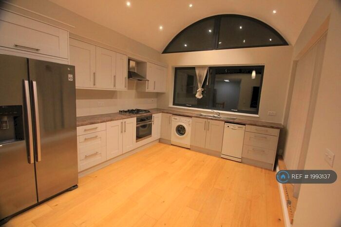 2 Bedroom Flat To Rent In Laitwood Road, London, SW12