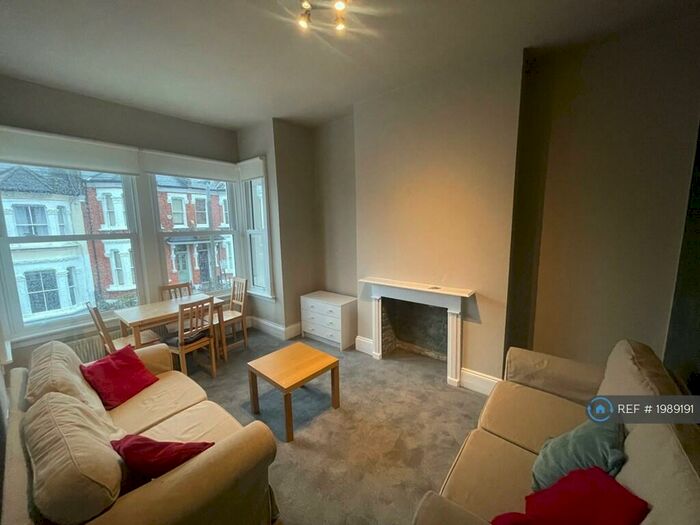 3 Bedroom Flat To Rent In Dorothy Road, London, SW11