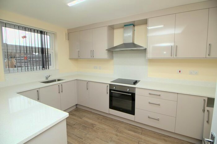 3 Bedroom Flat To Rent In Bell Lane, Windsor, SL4