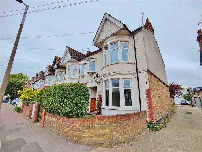 1 Bedroom Flat To Rent In Elm Road, Leigh On Sea, Essex, SS9