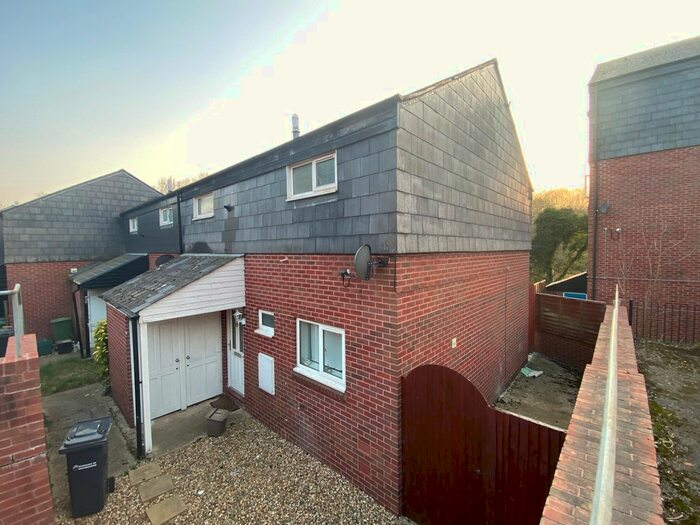 3 Bedroom Semi-Detached House To Rent In Paddick Close, Hoddesdon, EN11
