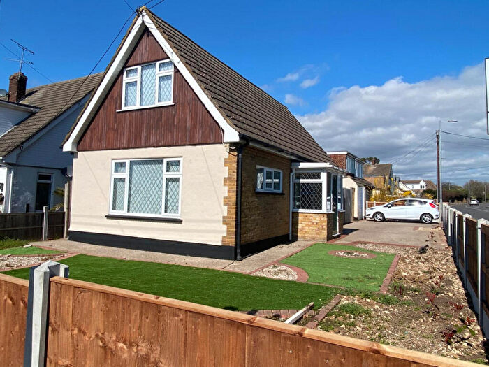 2 Bedroom Chalet For Sale In Kents Hill Road, Benfleet, SS7