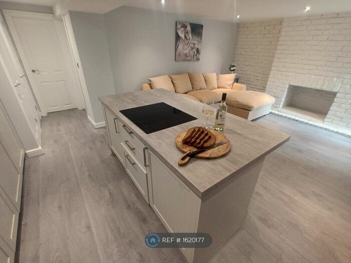 1 Bedroom Flat To Rent In Longshut Lane West, Stockport, SK2