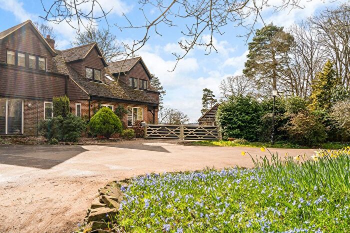 3 Bedroom Link Detached House For Sale In Puttenham Heath Road Puttenham Guildford, Surrey, GU3