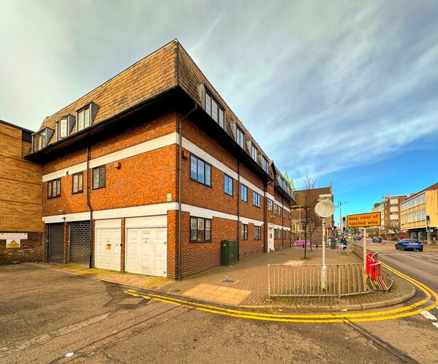 1 Bedroom Flat To Rent In Exchange Road, Watford, WD18