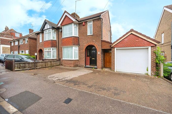 3 Bedroom Semi-Detached House For Sale In Houghton Road, Dunstable, LU5