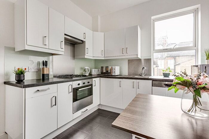 3 Bedroom Flat To Rent In Biscay Road, Hammersmith, W6