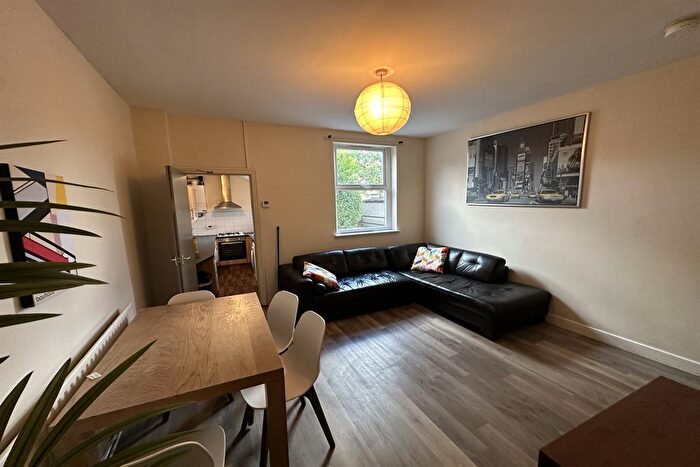 4 Bedroom Semi-detached House To Rent In City Road, Dunkirk, NG7