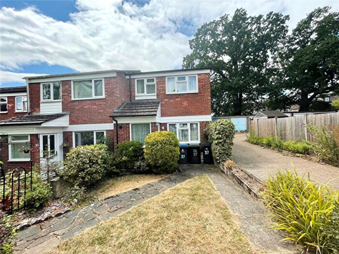 3 Bedroom End Of Terrace House For Sale In Angus Close, Chessington, KT9