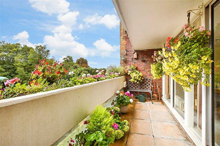3 Bedroom Flat For Sale In Bancroft Court, Reigate, Surrey, RH2