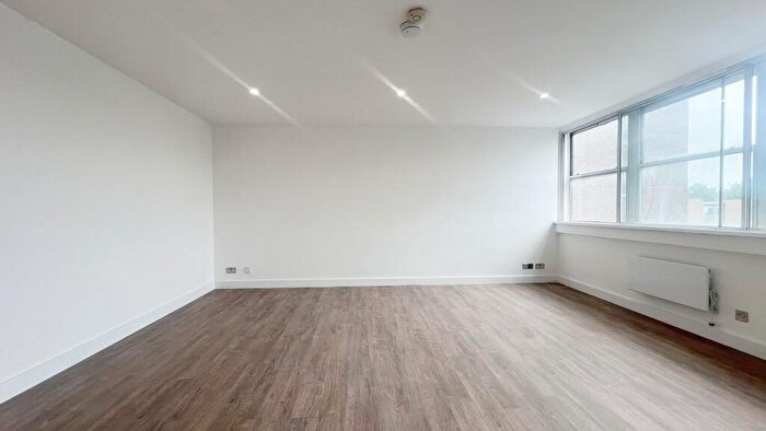 2 Bedroom Flat For Sale In Whitehorse Road, Croydon, CR0