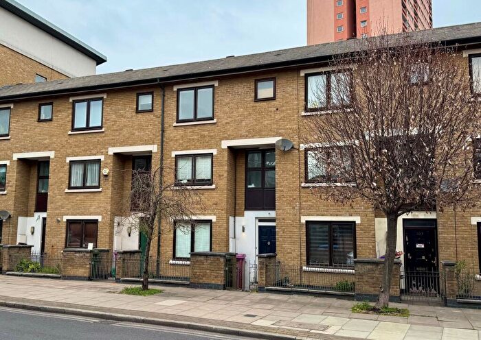 4 Bedroom House To Rent In Old Ford Road, London, E3