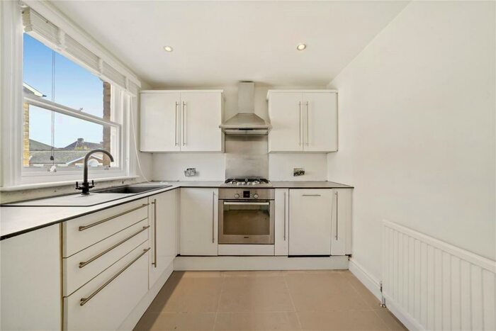 2 Bedroom Flat To Rent In Hillgate Place, Clapham South, London, SW12