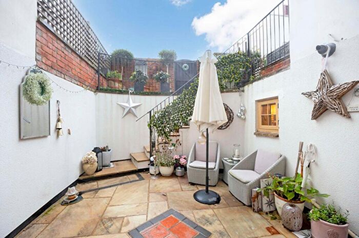 1 Bedroom Apartment For Sale In Casino Place, Cheltenham, GL50