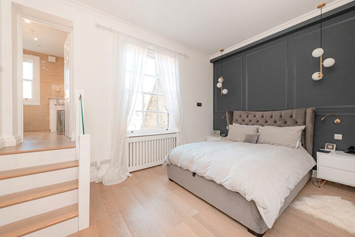 2 Bedroom Flat For Sale In St. Georges Square, Pimlico, London, SW1V