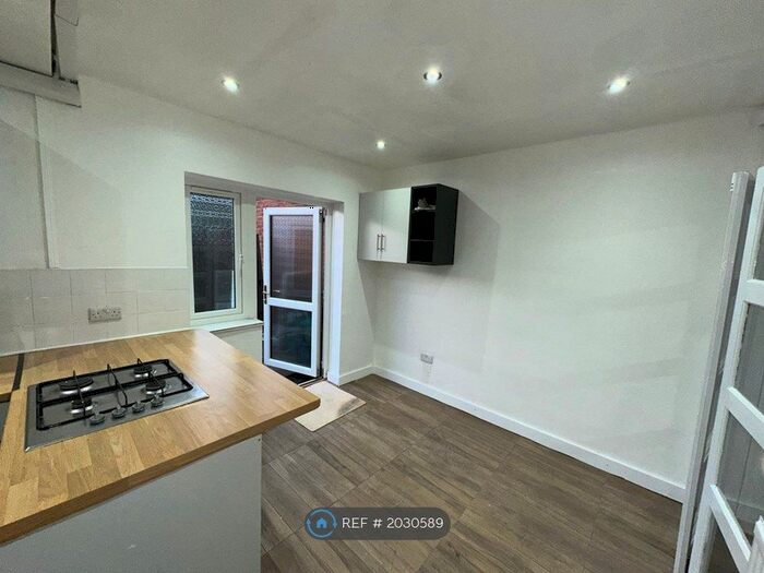 5 Bedroom Semi-Detached House To Rent In Great South West Road, Hounslow, TW4