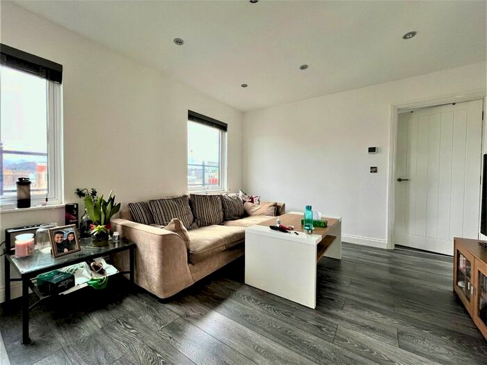 1 Bedroom Flat To Rent In Hatters Court, King Street, Luton, Bedfordshire, LU1