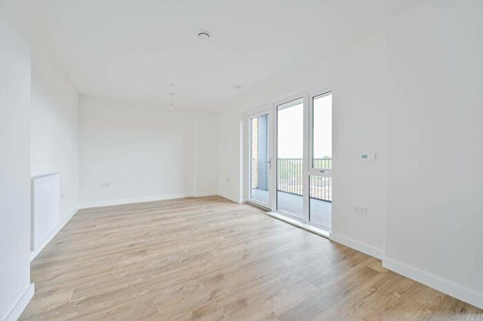 3 Bedroom Flat To Rent In Davies House, Do, Woolwich, London, SE28