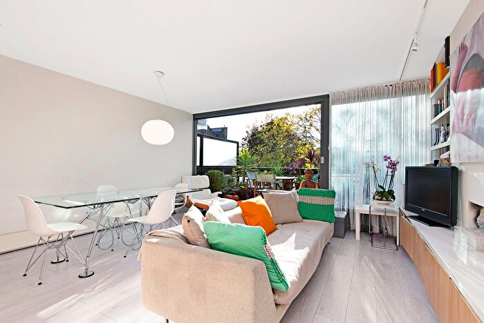 3 Bedroom Flat To Rent In Misterton Court, SW11