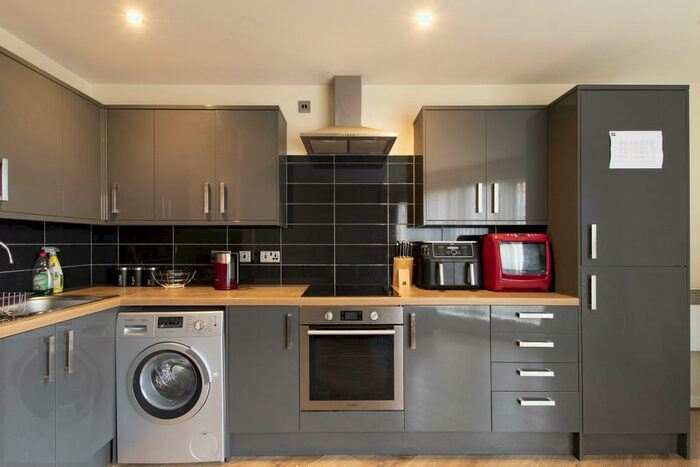 2 Bedroom Flat To Rent In Golders Green, Liverpool, L7