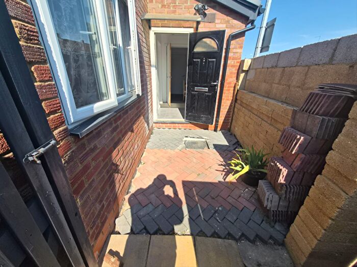 1 Bedroom Flat To Rent In School Walk, Houghton Regis, Central Bedfordshire, LU5