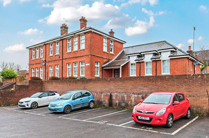 2 Bedroom Flat To Rent In Headley Close, Alresford, Hampshire, SO24