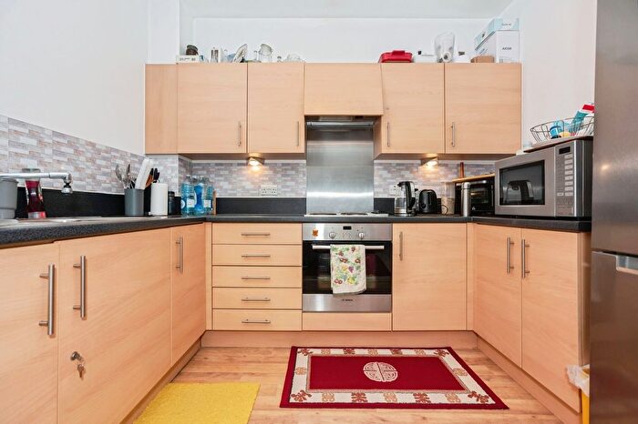 2 Bedroom Flat For Sale In Clovelly Place, Greenhithe, Kent, DA9