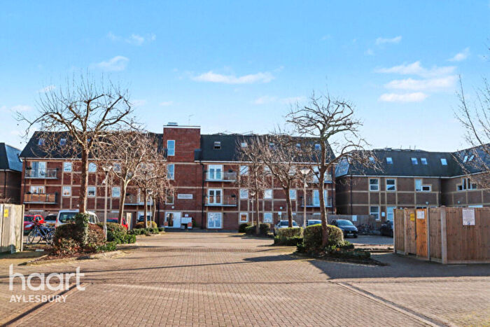 2 Bedroom Flat For Sale In Alton Mews, Aylesbury, HP19