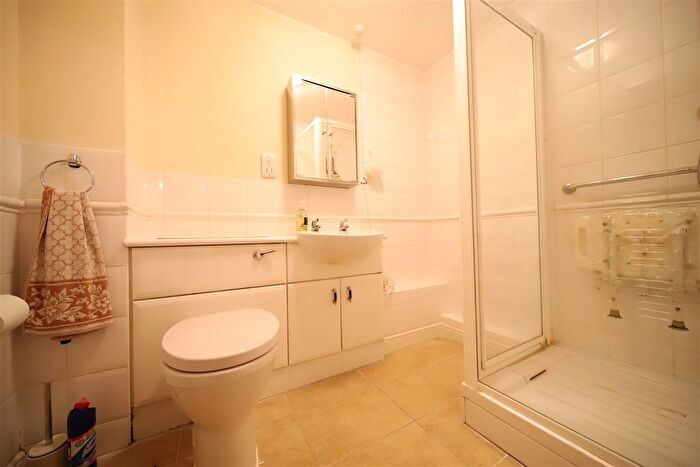 1 Bedroom Flat For Sale In Cockfosters Road, Cockfosters, Barnet, EN4