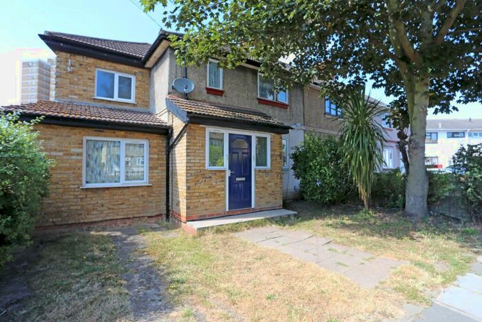 1 Bedroom Flat To Rent In Highland Avenue, Dagenham, London, RM10