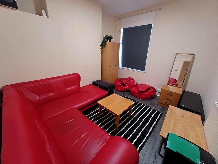 3 Bedroom Flat To Rent In City Road, Cathays, Cardiff, CF24