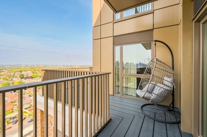 1 Bedroom Flat For Sale In Queens Cross, Royal Docks, E16