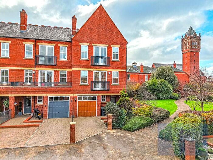 4 Bedroom End Of Terrace House For Sale In Brandesbury Square, Repton Park, Woodford Green, Essex, IG8