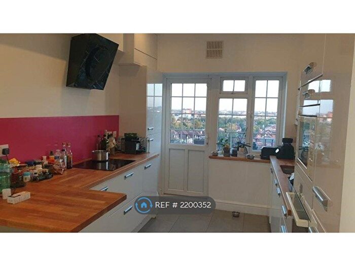 3 Bedroom Flat To Rent In Vivian Avenue, London, NW4