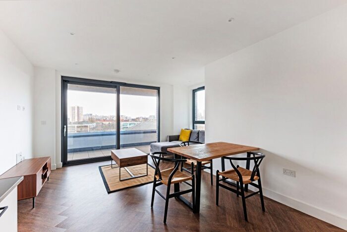 2 Bedroom Flat To Rent In Amparo House, Greenwich, SE10