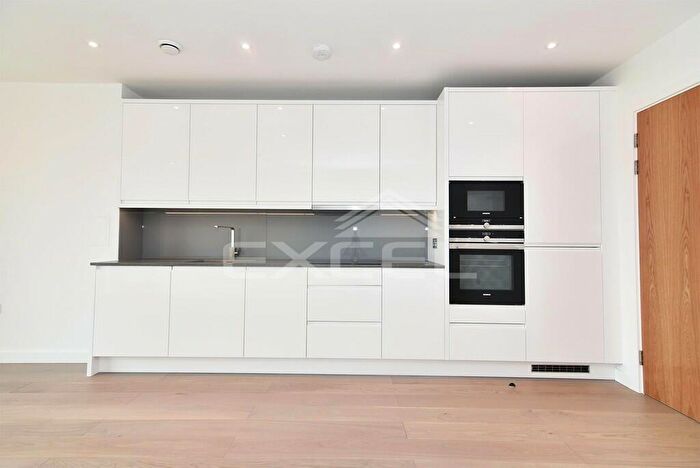 2 Bedroom Apartment To Rent In Sherbrook House, Ballards Lane, London, N3