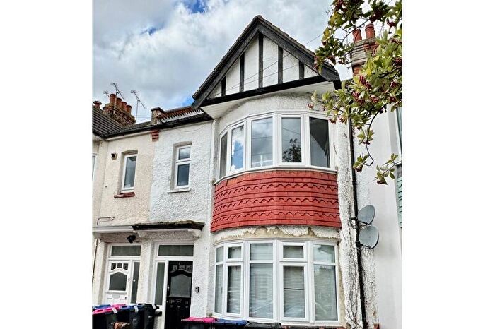 2 Bedroom Flat To Rent In Southview Drive, Westcliff On Sea, SS0