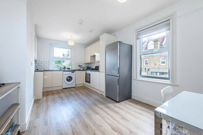 3 Bedroom Maisonette To Rent In Willesden Lane, Brondesbury, London, NW6