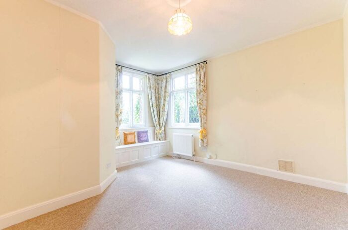 2 Bedroom Flat To Rent In Lower Flat, Avenue Road, Southgate, London, N14