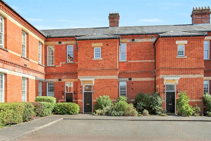 2 Bedroom Flat For Sale In Sandy Mead, Epsom, KT19