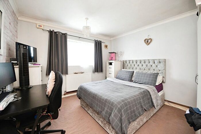 2 Bedroom Flat For Sale In Rose Lane, Romford, RM6