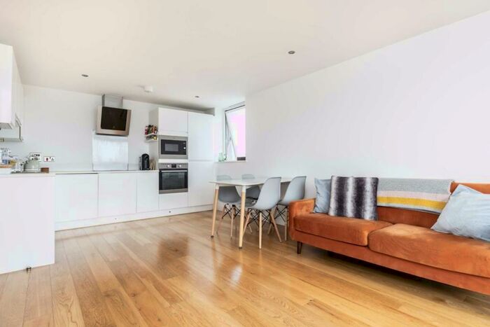 2 Bedroom Flat To Rent In Rainhill Way, Bow, E3